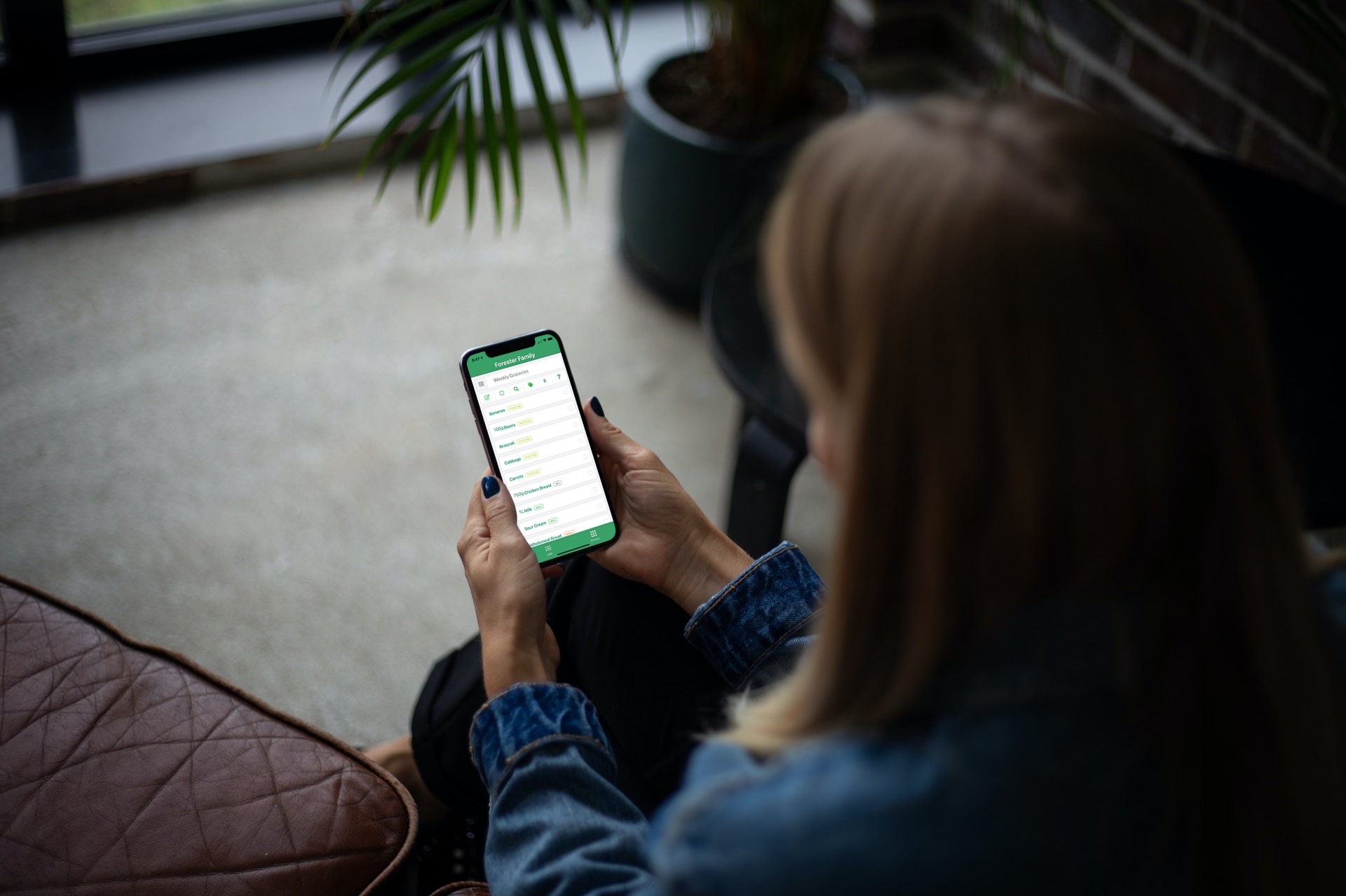 A lady using Trolley Space hands free